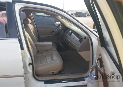 1999 Lincoln Town Car Signature z USA, uszkodzony, nr VIN 1LNHM82W9XY655949